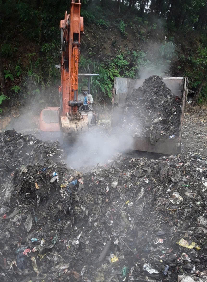 Máy xúc đảo trộn đống ủ vi sinh