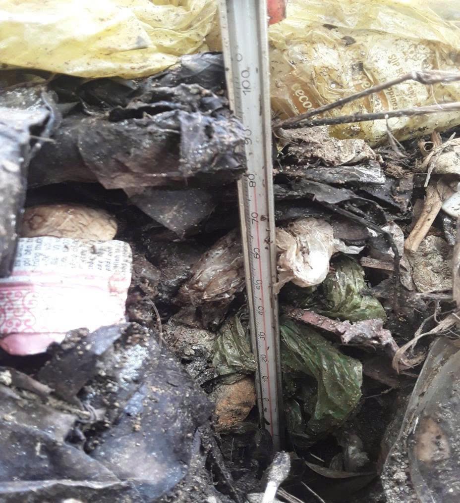 Đo nhiệt độ đống ủ men vi sinh đạt 80°C